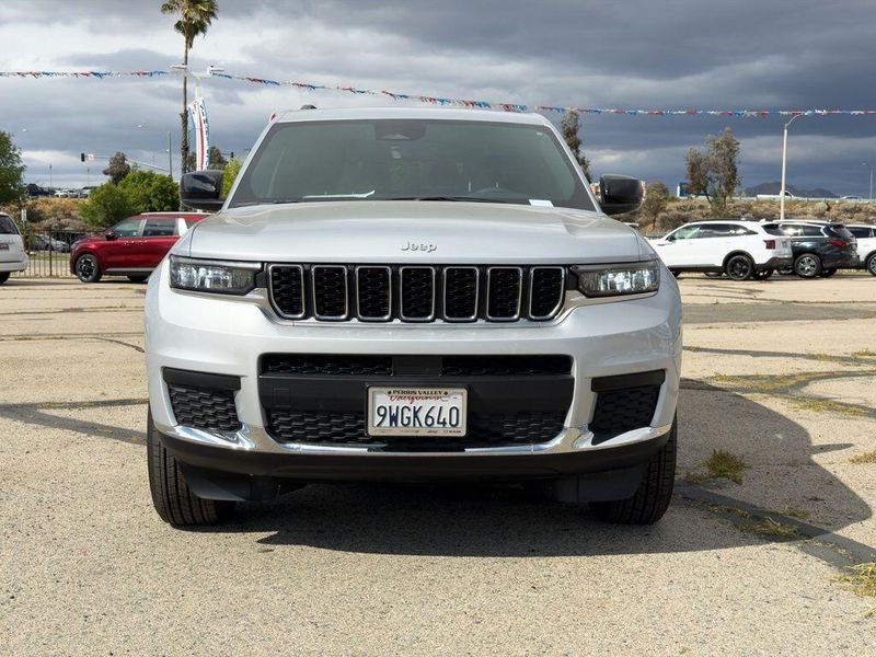 Used 2025 Jeep Grand Cherokee L LaredoImage 2