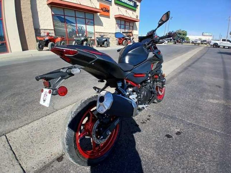New 2025 Kawasaki Z500 SE ABS 