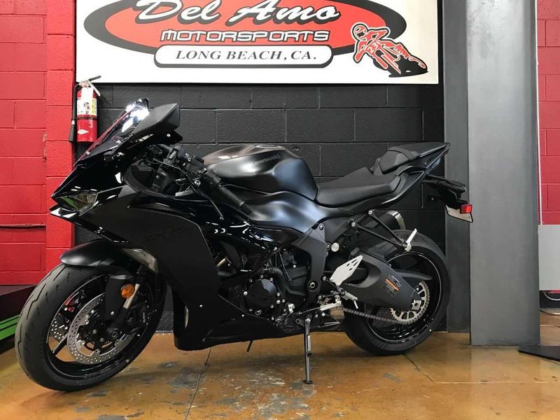 Used 2024 Kawasaki Ninja ZX-6R Base Image 1