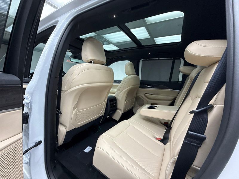 New 2025 Jeep Grand Cherokee Limited 4x4Image 18