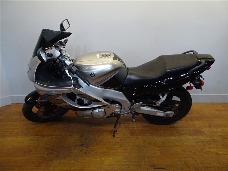 2003 Yamaha YZF600  in a Grey exterior color. New England Powersports 978 338-8990 pixelmotiondemo.com 