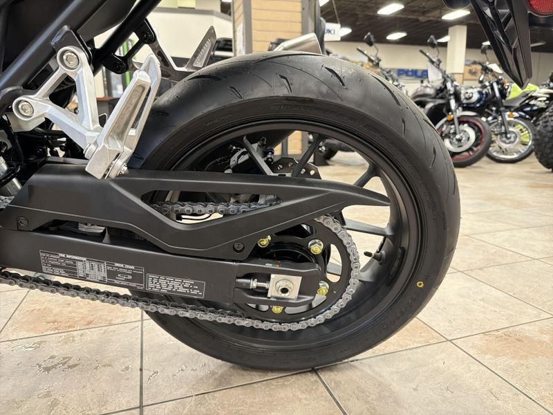 New 2025 Honda CB750 HORNET Image 17