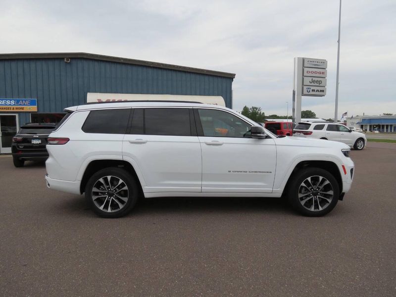 Used 2025 Jeep Grand Cherokee L Overland 4x4 4dr SUVImage 1