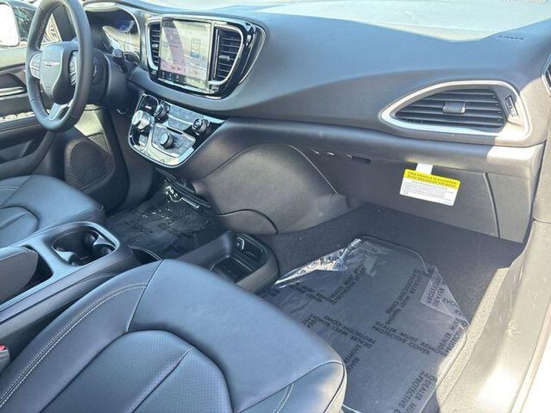 New 2026 Chrysler Voyager LxImage 13