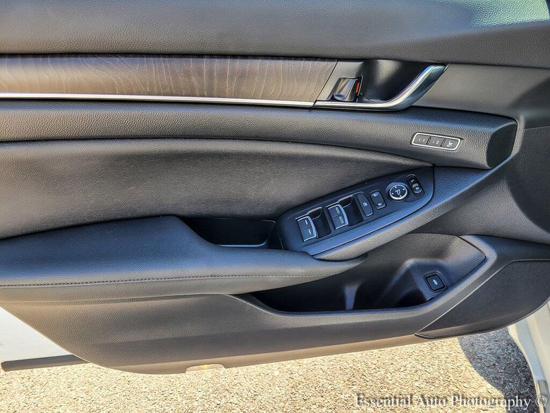 2019 Honda Accord Touring 2.0T photo 18