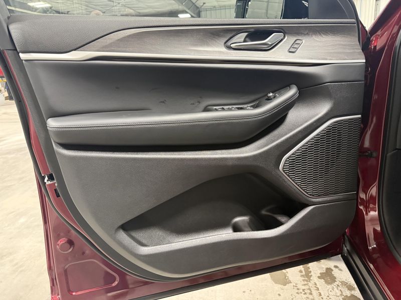 New 2026 Jeep Grand Cherokee L Limited 4x4Image 24