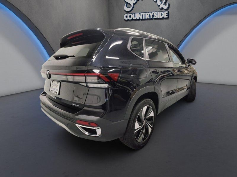 Used 2025 Volkswagen Taos SE AWD w/SunroofImage 12