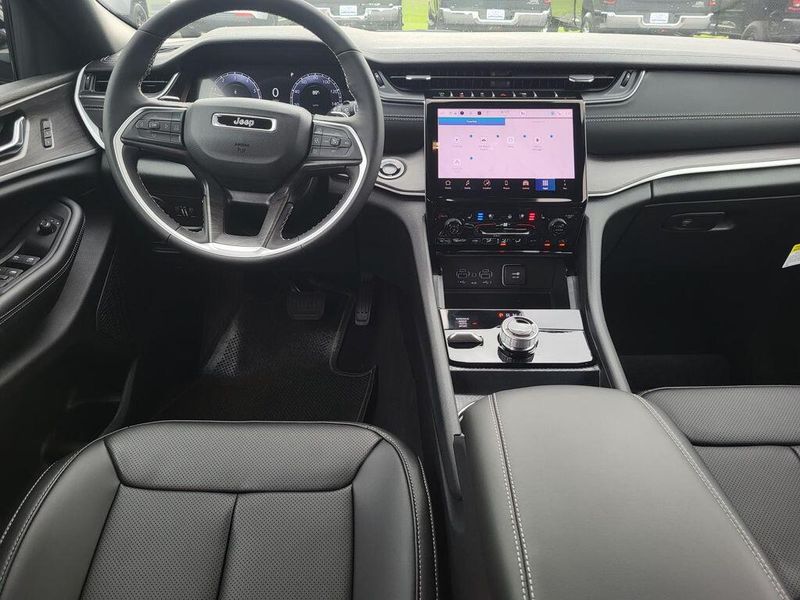 New 2025 Jeep Grand Cherokee L Limited 4x4Image 32