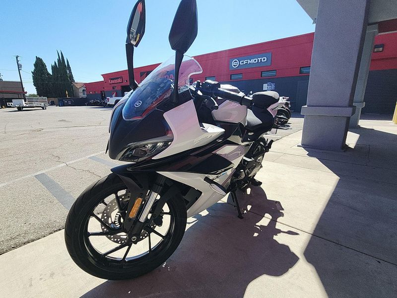 New 2025 CFMOTO 300SS Image 17