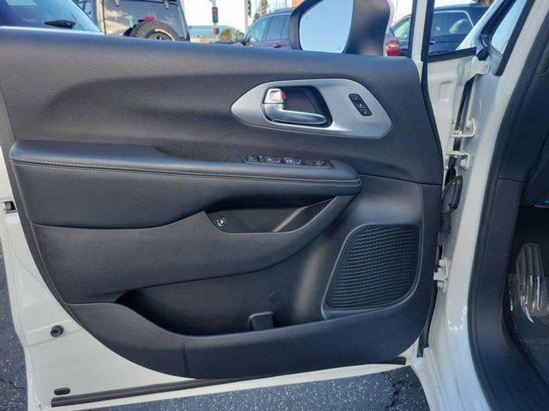 New 2023 Chrysler Pacifica Plug-in Hybrid Touring L