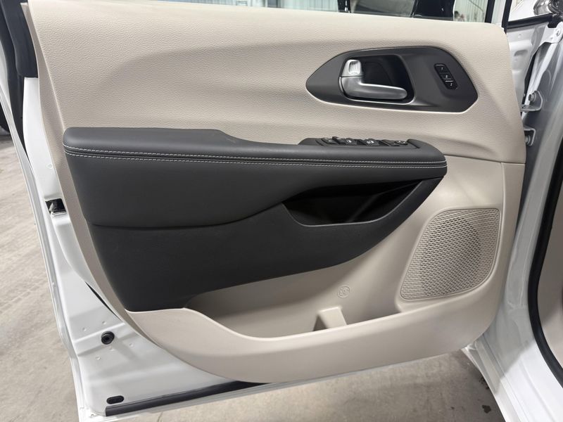 Used 2024 Chrysler Pacifica Touring LImage 19