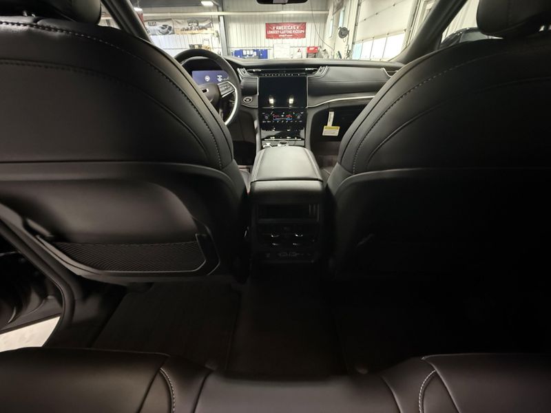 New 2025 Jeep Grand Cherokee Limited 4x4Image 23