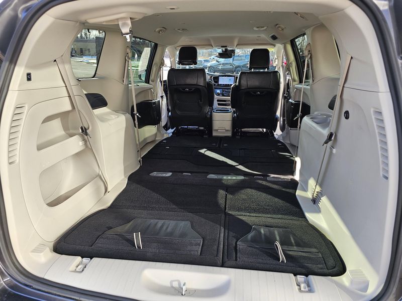 Used 2022 Chrysler Pacifica Touring LImage 23