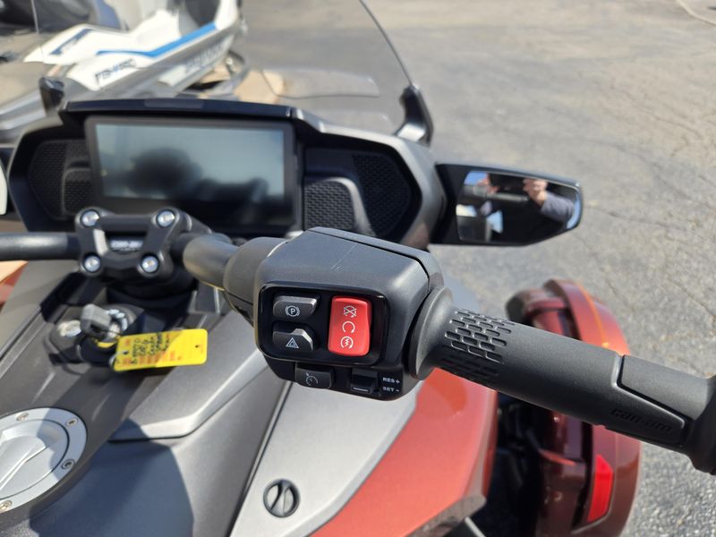 NEW 2026 CAN-AM SPYDER F3 LIMITED SPECIAL SERIES Image 19