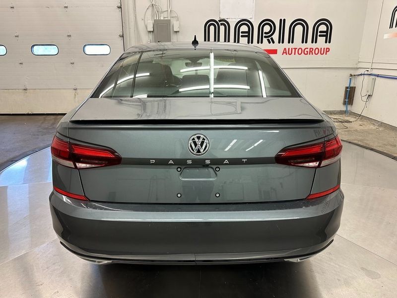 2021 Volkswagen Passat 2.0T R-LineImage 18