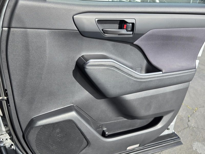 Used 2024 Toyota Highlander LE FWD (Natl)