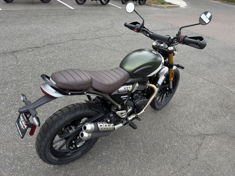 2025 Triumph SCRAMBLER 400 X - MATTE KHAKI GREEN - FUSION WHITE 