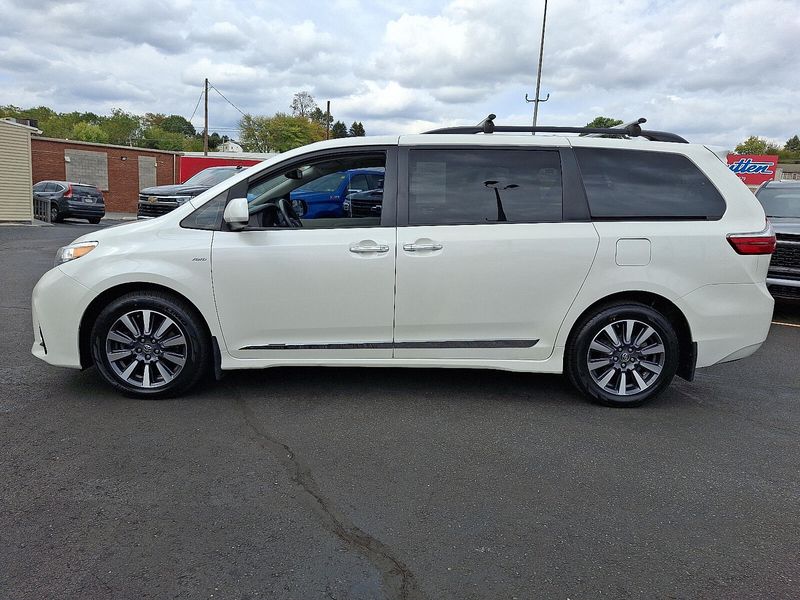 2018 Toyota Sienna XLE photo 2