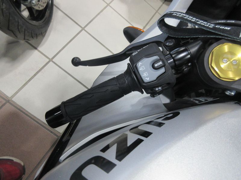 USED 2025 SUZUKI GSX-R1000 Image 15