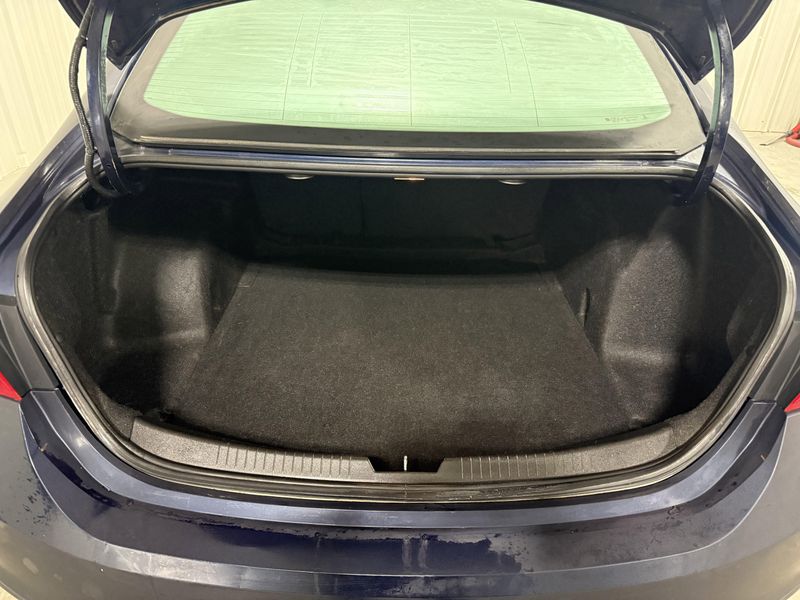 Used 2017 Chevrolet Malibu LTImage 1