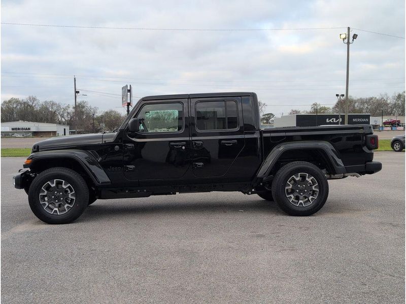 New 2026 Jeep Gladiator Sahara 4x4Image 2
