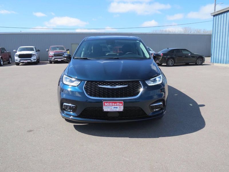 Used 2024 Chrysler Pacifica Limited 4dr Mini VanImage 4