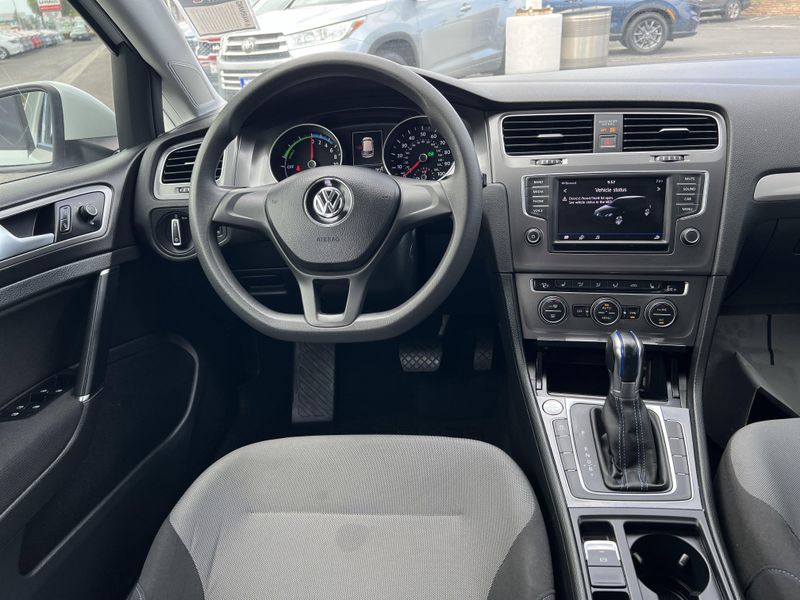 Used 2016 Volkswagen e-Golf SEImage 5