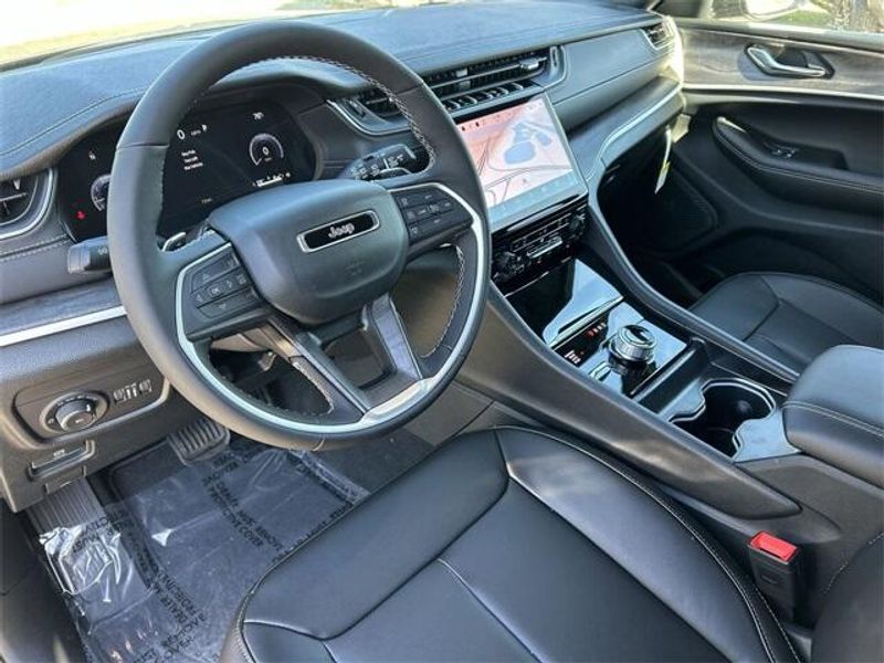 New 2025 Jeep Grand Cherokee L Limited 4x4Image 16