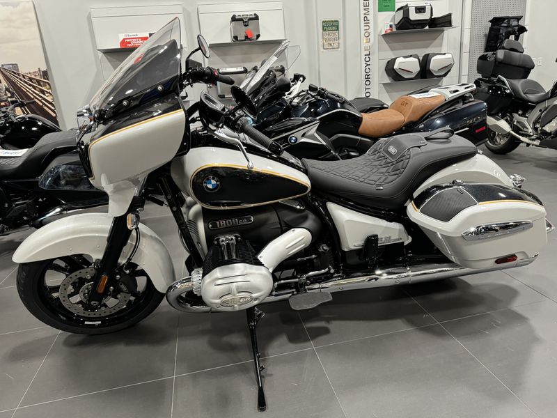 2023 BMW R 18 B in a OPTION 719 MINERAL WHITE METALLIC exterior color. Cross Country Cycle 201-288-0900 crosscountrycycle.net 