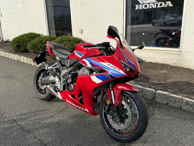2025 Honda CBR650R EClutchImage 2