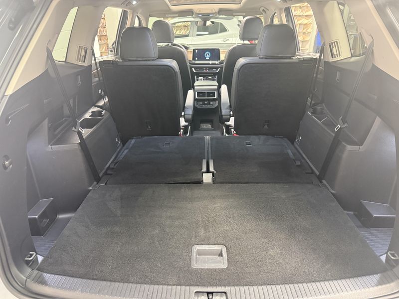 Used 2025 Volkswagen Atlas SE AWD w/Technology & SunroofImage 14