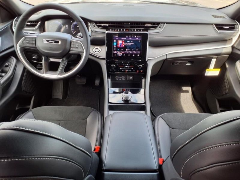 2025 Jeep Grand Cherokee Altitude photo 11