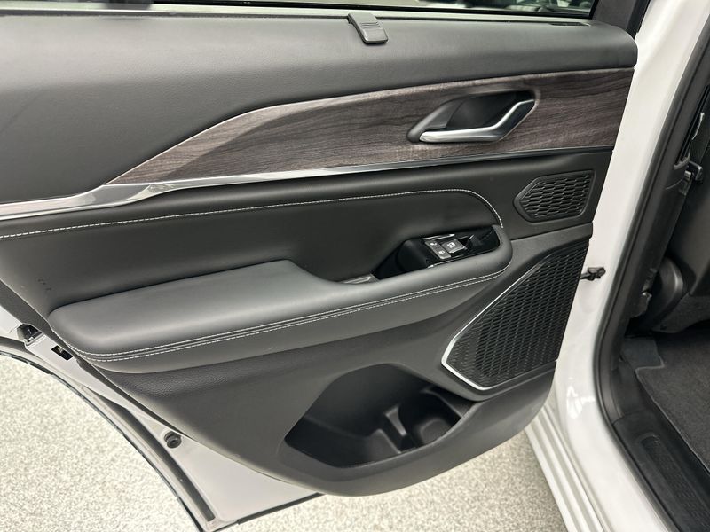 Used 2023 Jeep Grand Cherokee OverlandImage 15
