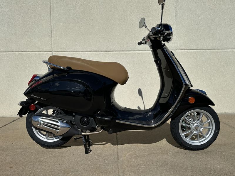 2023 Vespa PRIMAVERA 150 in a NERO CONV exterior color. Cross Country Powersports 732-491-2900 crosscountrypowersports.com 