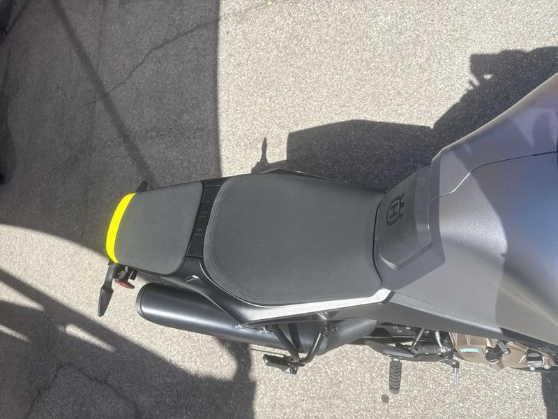 New 2025 Husqvarna VITPILEN 801 Image 17