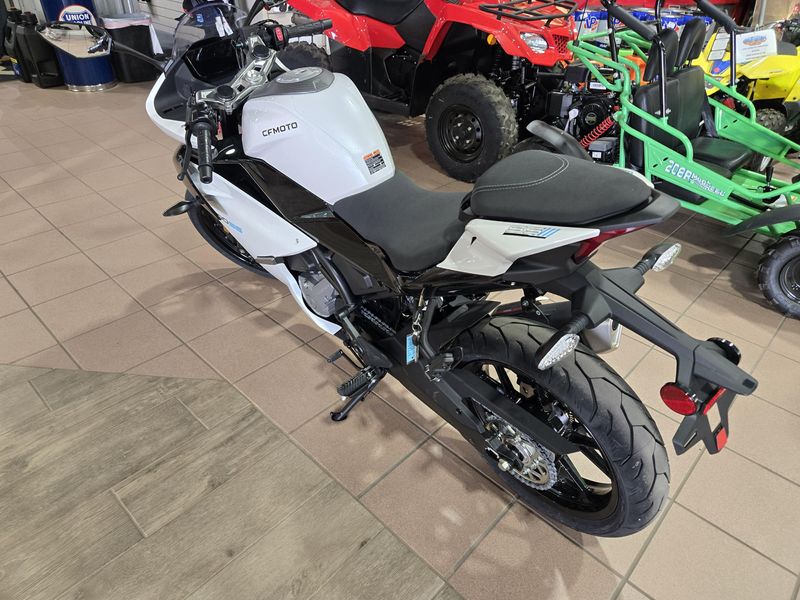 2025 CFMOTO 300SS NEBULA WHITE Image 5