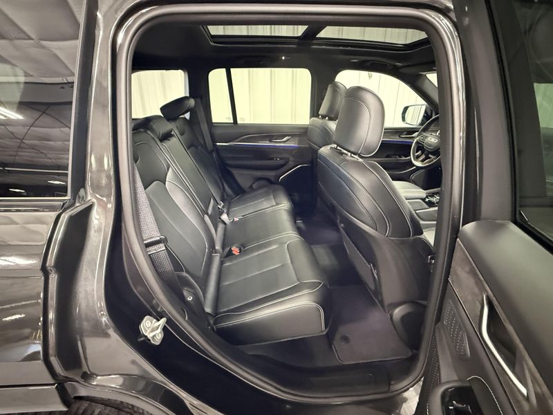 Used 2024 Jeep Grand Cherokee OverlandImage 9