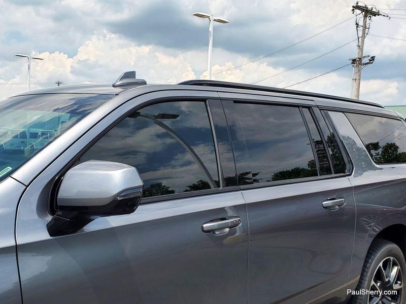 2021 Chevrolet Suburban RSTImage 13
