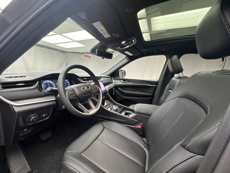 2025 Jeep Grand Cherokee L Limited 4x4Image 9