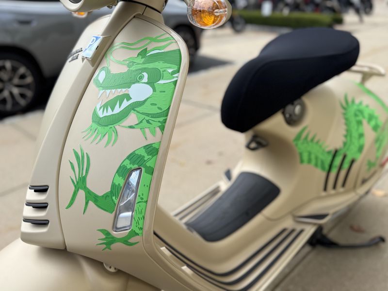 2024 Vespa 946 DragonImage 3