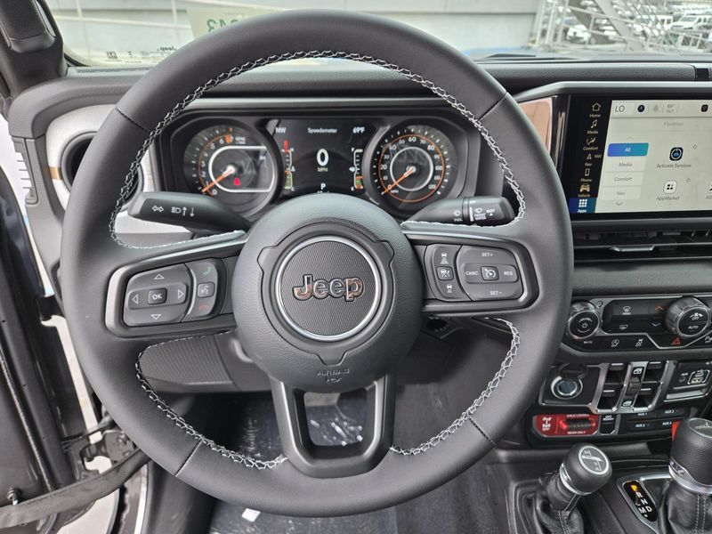 2025 Jeep Gladiator Willys photo 18