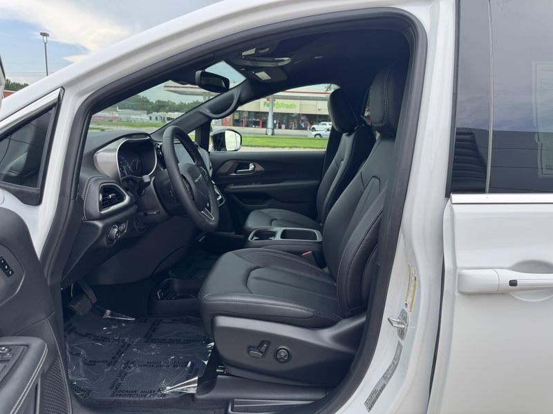 New 2025 Chrysler Pacifica SelectImage 10
