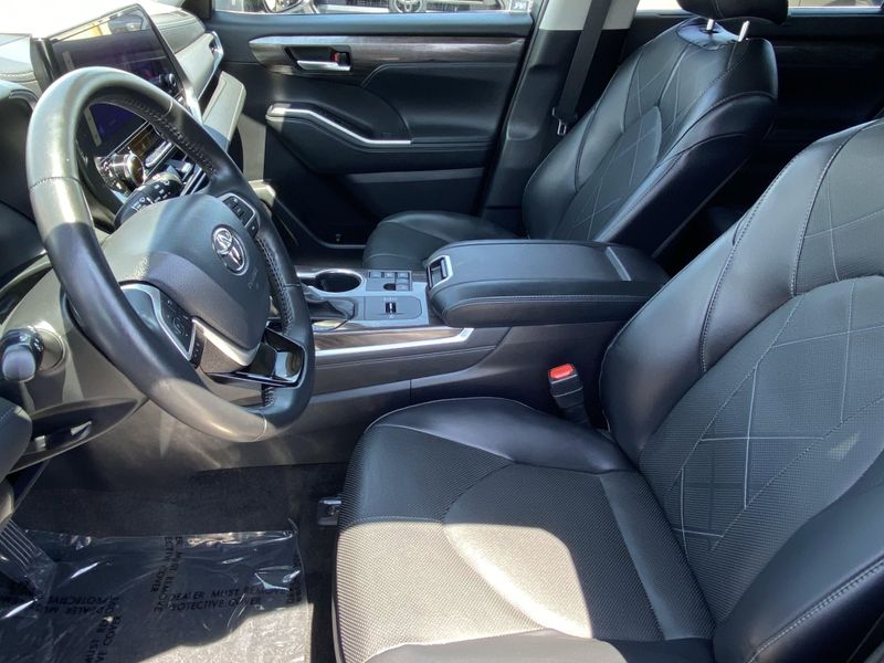Used 2023 Toyota Highlander PlatinumImage 17