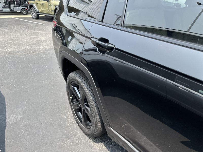 New 2025 Jeep Grand Cherokee L Limited 4x4Image 6