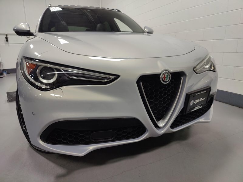 2023 Alfa Romeo Stelvio Ti Premium AWD w/Activ AsstImage 2