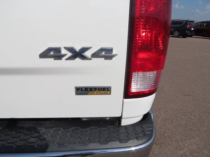 Used 2019 RAM 1500 Classic SLT 4x4 4dr Crew Cab 5.5 ft. SB PickupImage 8