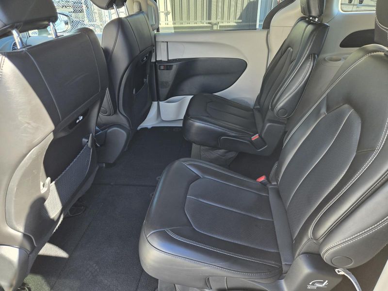 Used 2023 Chrysler Pacifica Touring L FWD