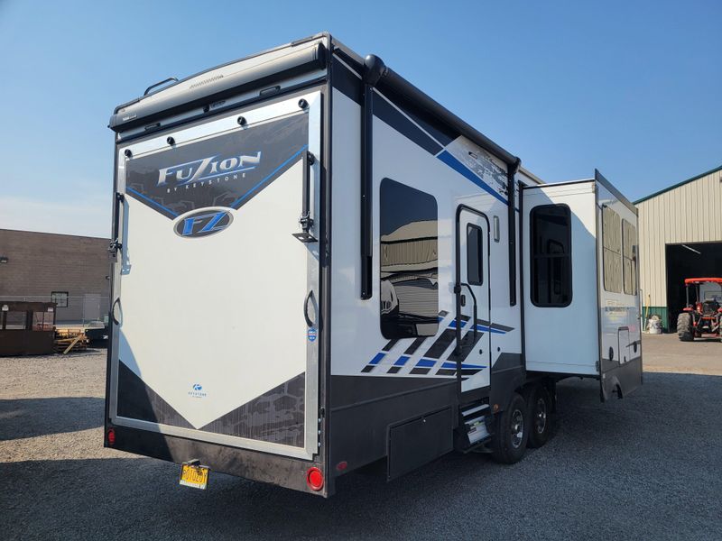 Used 2021 KEYSTONE RV FUZION 373 Image 6