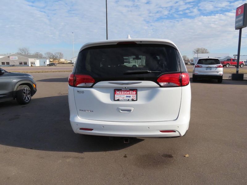 2018 Chrysler Pacifica Touring 4dr Mini VanImage 4