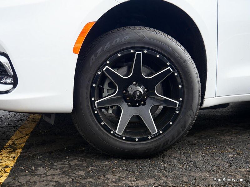 Used 2024 Chrysler Pacifica Touring